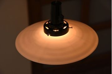 白いガラス製　古い平笠のレトロな天井照明2つセット