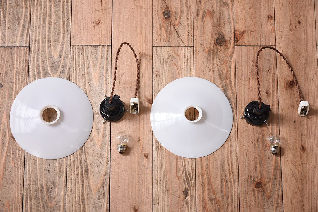 白いガラス製　古い平笠のレトロな天井照明2つセット