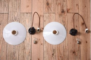 白いガラス製　古い平笠のレトロな天井照明2つセット