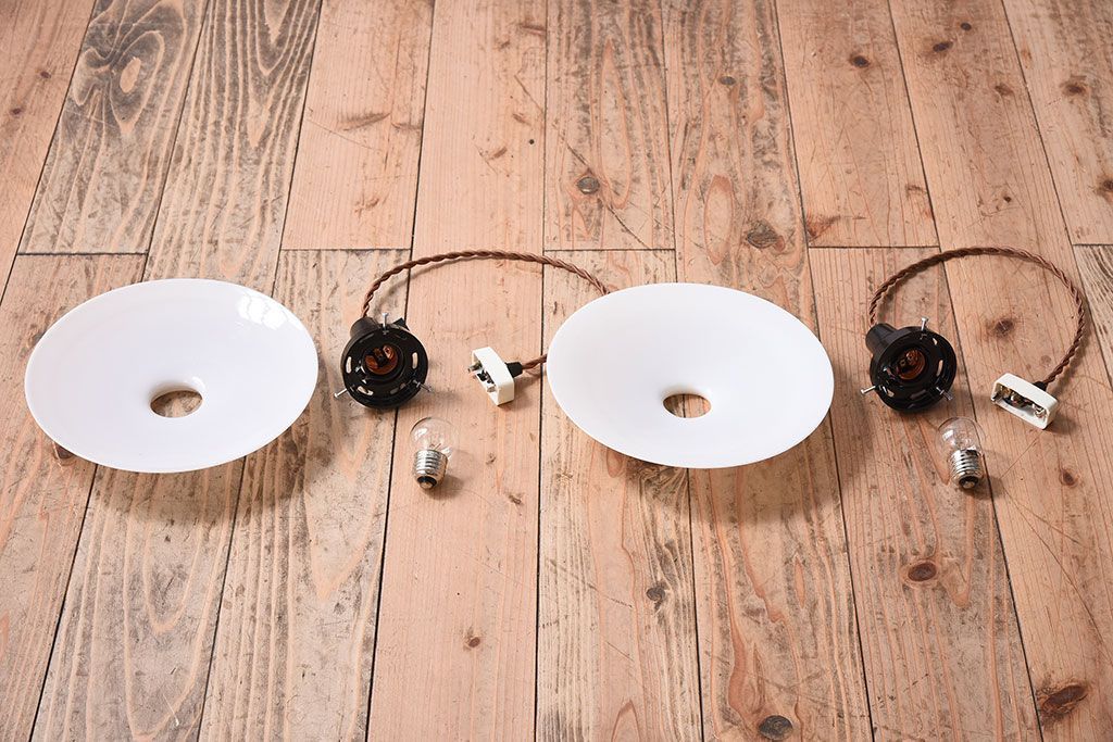 白いガラス製　古い平笠のレトロな天井照明2つセット