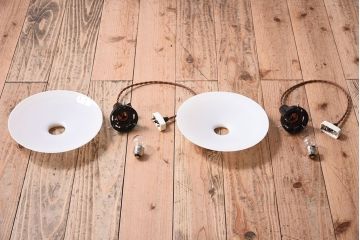 白いガラス製　古い平笠のレトロな天井照明2つセット