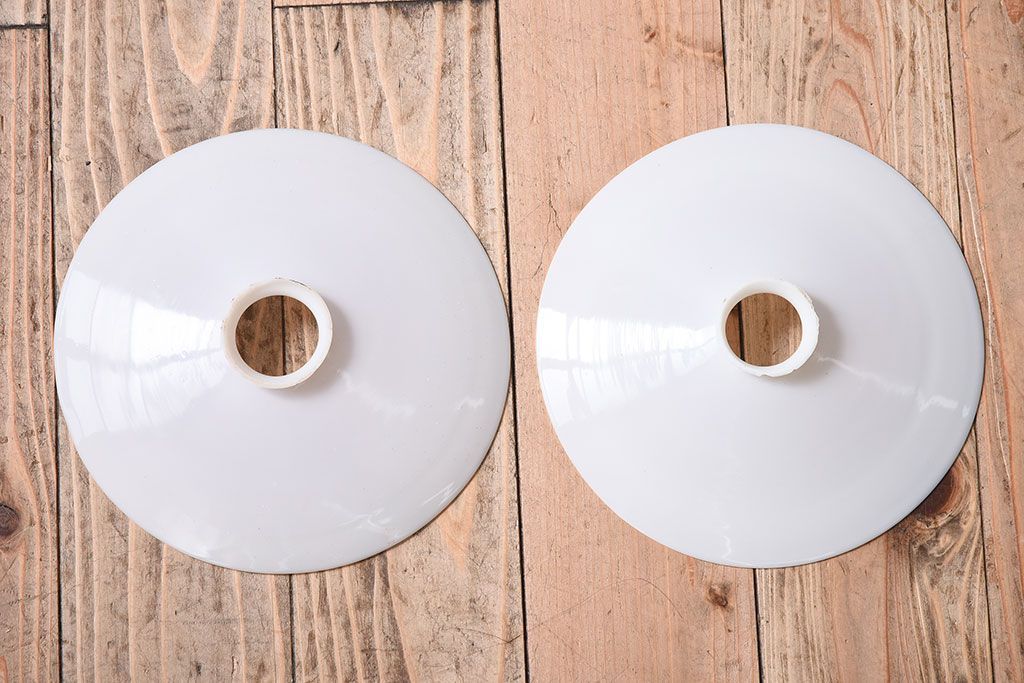 白いガラス製　古い平笠のレトロな天井照明2つセット