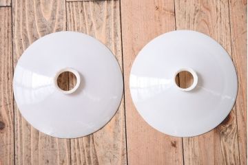 白いガラス製　古い平笠のレトロな天井照明2つセット