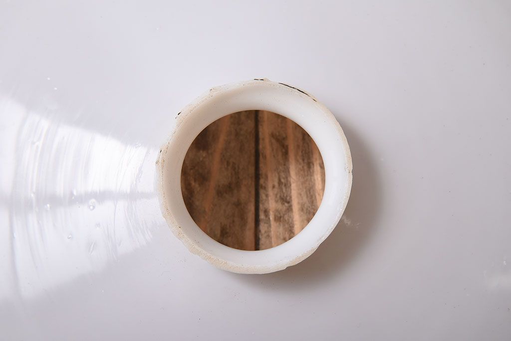 白いガラス製　古い平笠のレトロな天井照明2つセット