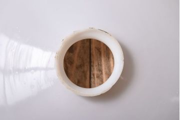 白いガラス製　古い平笠のレトロな天井照明2つセット