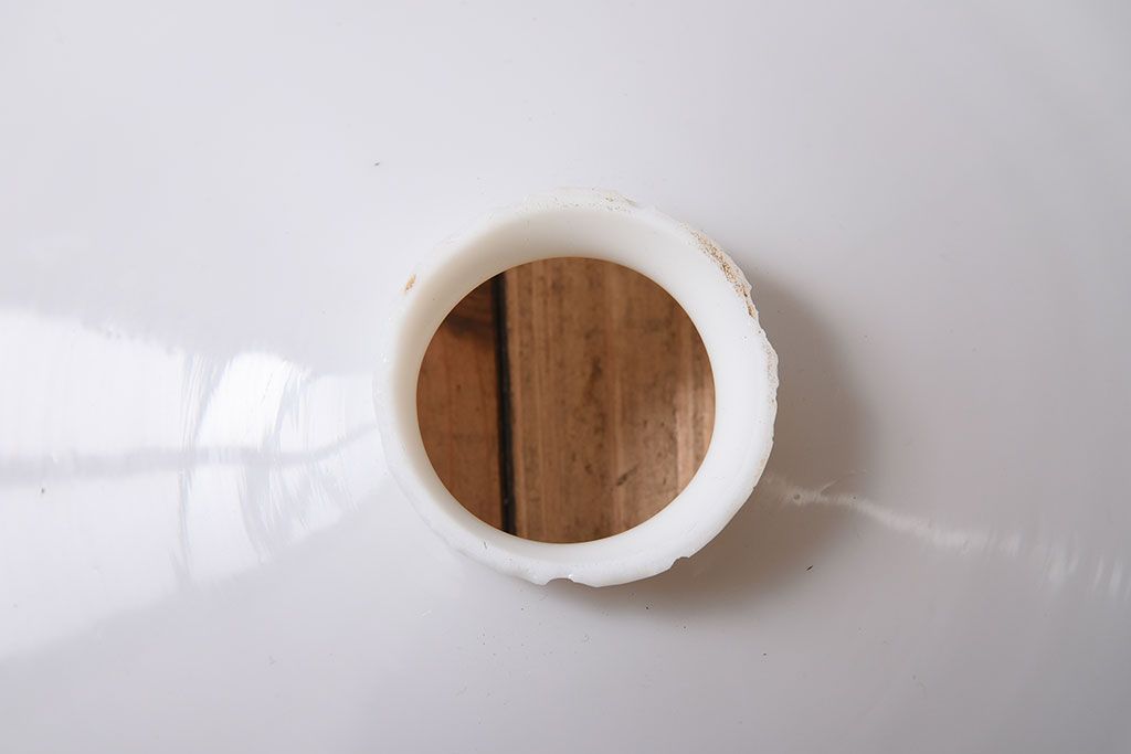 白いガラス製　古い平笠のレトロな天井照明2つセット