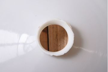 白いガラス製　古い平笠のレトロな天井照明2つセット