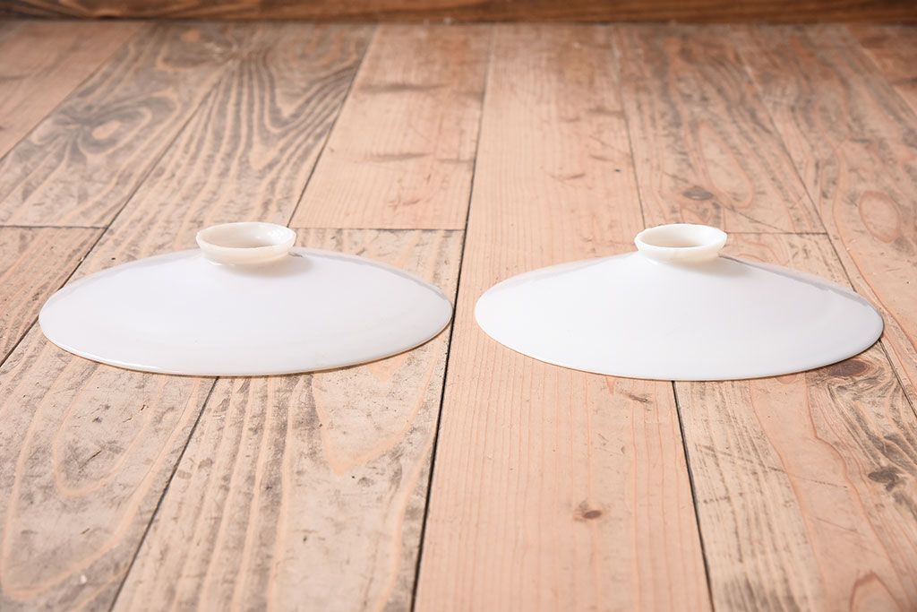 白いガラス製　古い平笠のレトロな天井照明2つセット