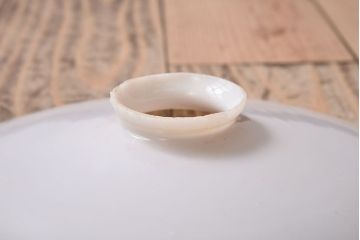 白いガラス製　古い平笠のレトロな天井照明2つセット