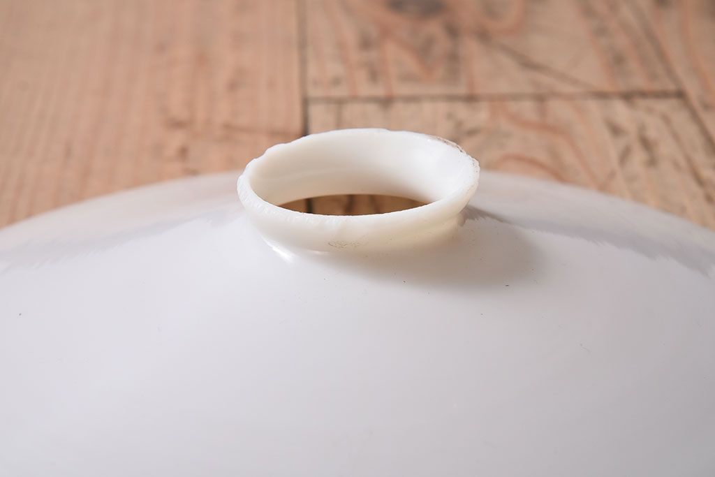 白いガラス製　古い平笠のレトロな天井照明2つセット