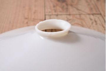 白いガラス製　古い平笠のレトロな天井照明2つセット