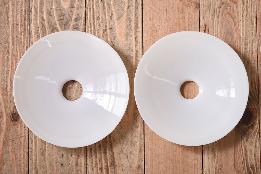 白いガラス製　古い平笠のレトロな天井照明2つセット