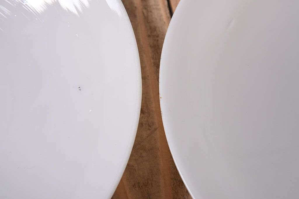 白いガラス製　古い平笠のレトロな天井照明2つセット