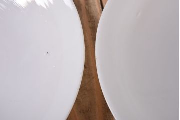 白いガラス製　古い平笠のレトロな天井照明2つセット