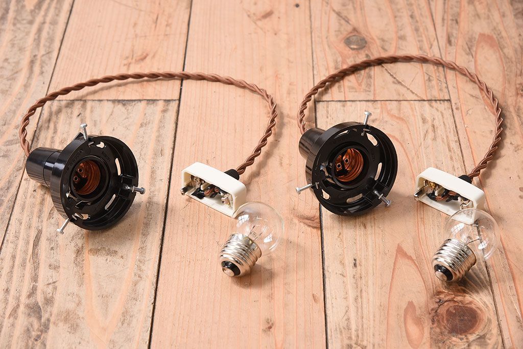 白いガラス製　古い平笠のレトロな天井照明2つセット