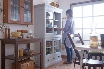 アンティーク家具　フレンチグレーペイントのおしゃれでかわいい食器棚(カップボード)