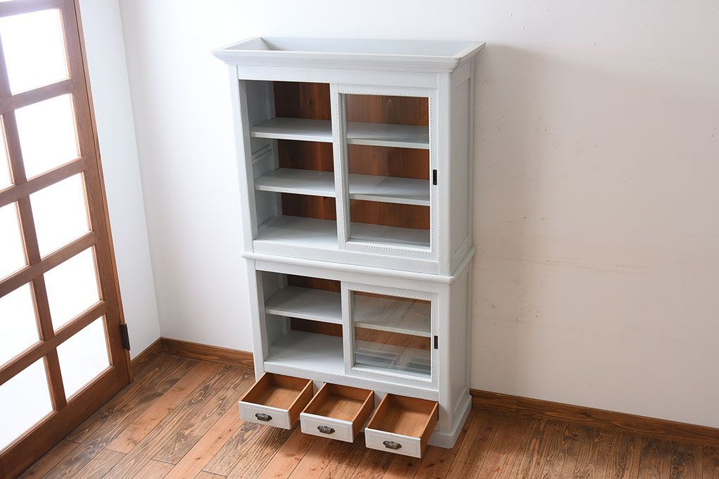 アンティーク家具　フレンチグレーペイントのおしゃれでかわいい食器棚(カップボード)