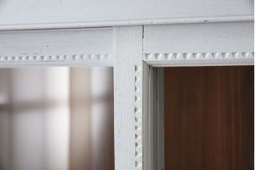 アンティーク家具　フレンチグレーペイントのおしゃれでかわいい食器棚(カップボード)