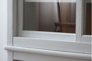 アンティーク家具　フレンチグレーペイントのおしゃれでかわいい食器棚(カップボード)