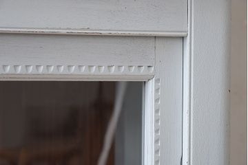 アンティーク家具　フレンチグレーペイントのおしゃれでかわいい食器棚(カップボード)