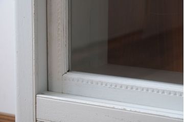 アンティーク家具　フレンチグレーペイントのおしゃれでかわいい食器棚(カップボード)