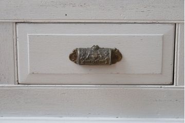 アンティーク家具　フレンチグレーペイントのおしゃれでかわいい食器棚(カップボード)