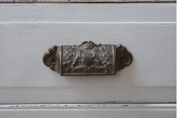 アンティーク家具　フレンチグレーペイントのおしゃれでかわいい食器棚(カップボード)