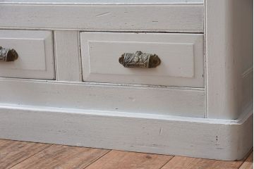 アンティーク家具　フレンチグレーペイントのおしゃれでかわいい食器棚(カップボード)