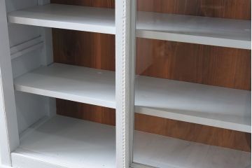 アンティーク家具　フレンチグレーペイントのおしゃれでかわいい食器棚(カップボード)