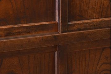 アンティーク家具　組子入り引き戸がおしゃれな和製アンティークの茶箪笥(収納棚)