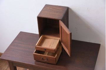 アンティーク家具　古い木製の小さな戸棚(収納棚・小引き出し)