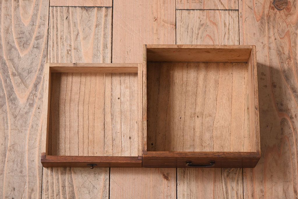 アンティーク家具　古い木製の小さな戸棚(収納棚・小引き出し)