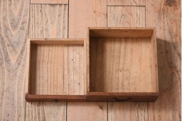 アンティーク家具　古い木製の小さな戸棚(収納棚・小引き出し)