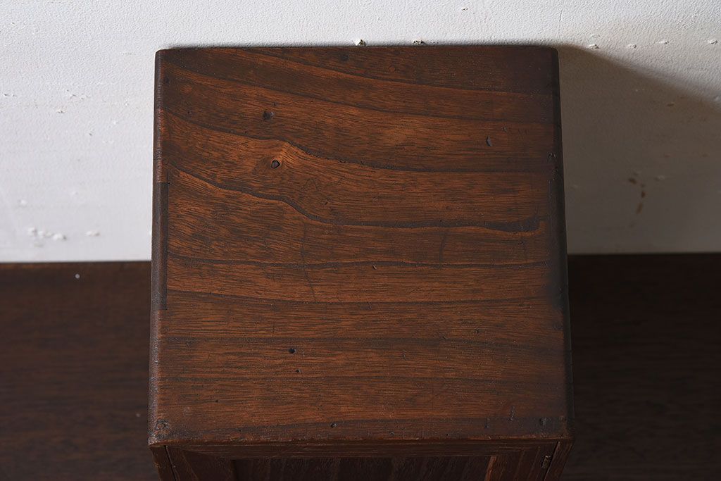 アンティーク家具　古い木製の小さな戸棚(収納棚・小引き出し)
