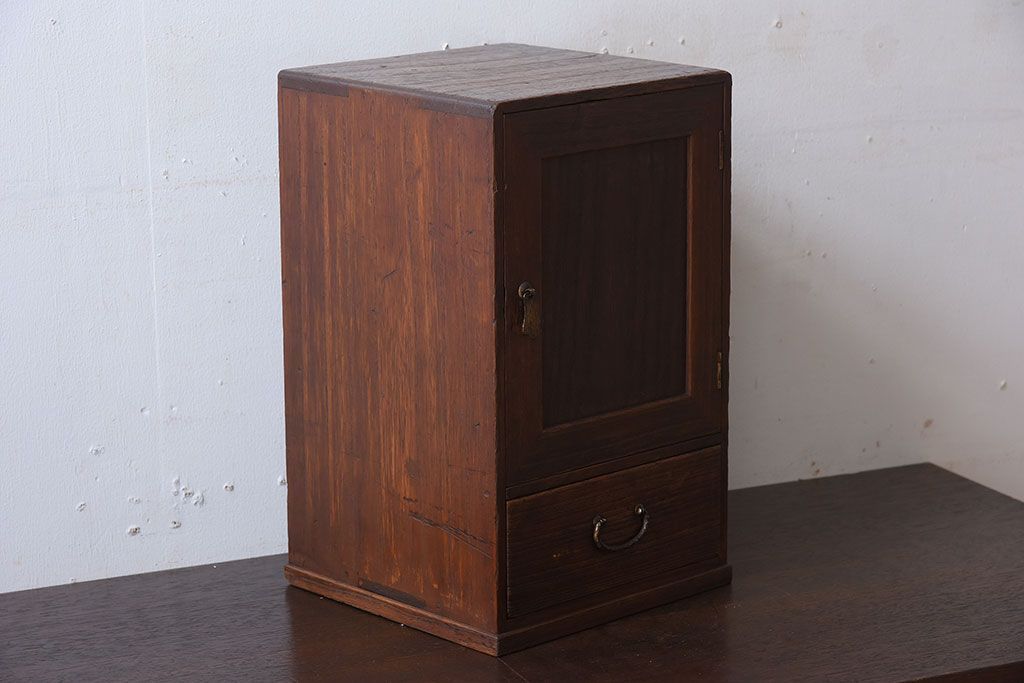 アンティーク家具　古い木製の小さな戸棚(収納棚・小引き出し)