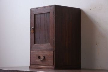 アンティーク家具　古い木製の小さな戸棚(収納棚・小引き出し)