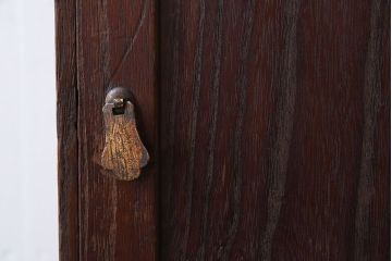 アンティーク家具　古い木製の小さな戸棚(収納棚・小引き出し)