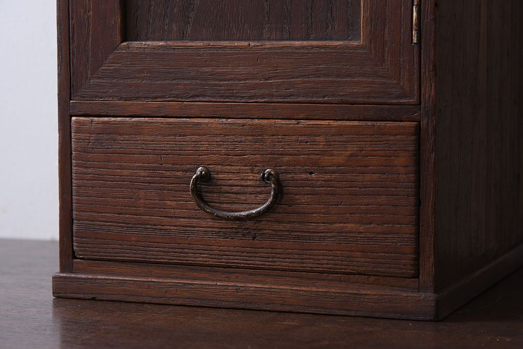 アンティーク家具　古い木製の小さな戸棚(収納棚・小引き出し)