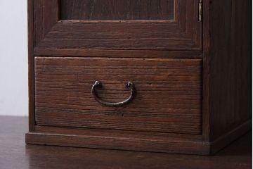アンティーク家具　古い木製の小さな戸棚(収納棚・小引き出し)
