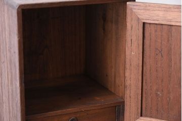 アンティーク家具　古い木製の小さな戸棚(収納棚・小引き出し)