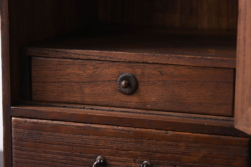 アンティーク家具　古い木製の小さな戸棚(収納棚・小引き出し)