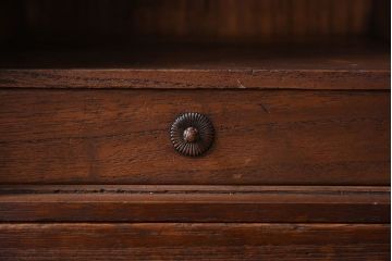 アンティーク家具　古い木製の小さな戸棚(収納棚・小引き出し)