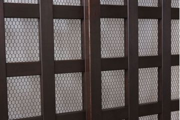 檜・欅材製　重厚な古い木製のアンティークくぐり戸(玄関戸)