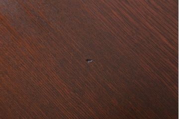 レトロ家具　小振りなサイズ!栓材一枚板　レトロなアンティークちゃぶ台(飾り台)