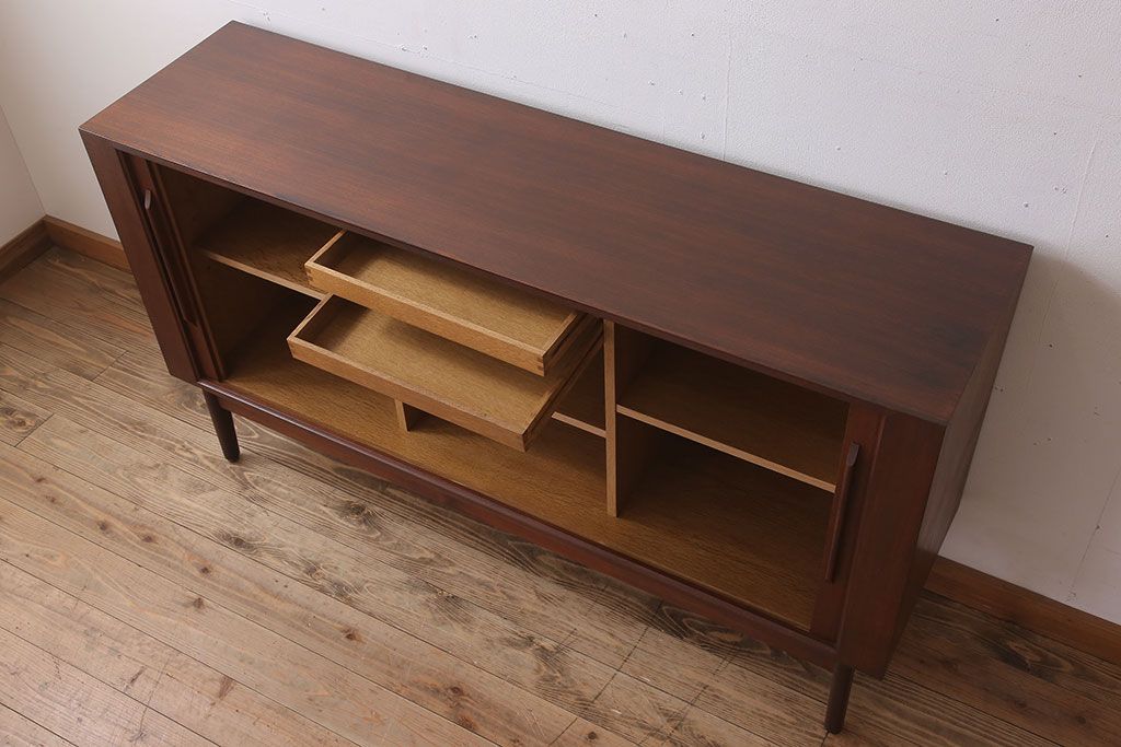 ヴィンテージ家具　チーク材!北欧ビンテージのシャッターリビングボード(サイドボード)