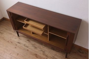 ヴィンテージ家具　チーク材!北欧ビンテージのシャッターリビングボード(サイドボード)