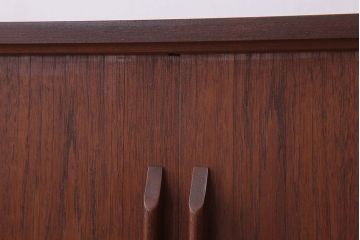 ヴィンテージ家具　チーク材!北欧ビンテージのシャッターリビングボード(サイドボード)