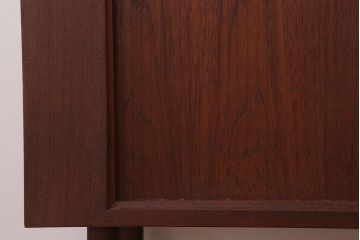 ヴィンテージ家具　チーク材!北欧ビンテージのシャッターリビングボード(サイドボード)