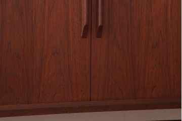 ヴィンテージ家具　チーク材!北欧ビンテージのシャッターリビングボード(サイドボード)