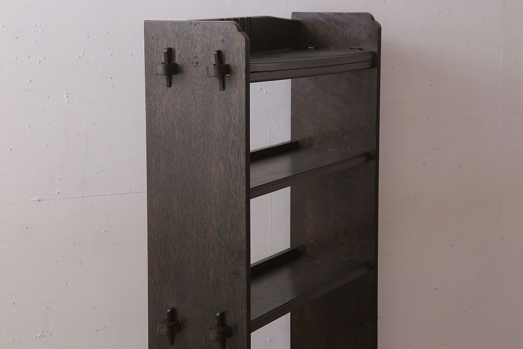 レトロ家具　ラワン材製　古い木のレトロな楔(くさび)式本棚(ディスプレイラック)